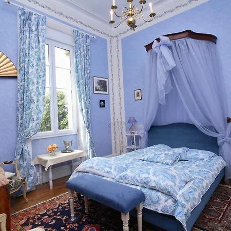 Couette-café Chateau Du Deffay 3*